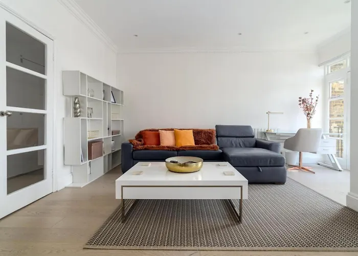 Bright Designer Flat In Chelsea