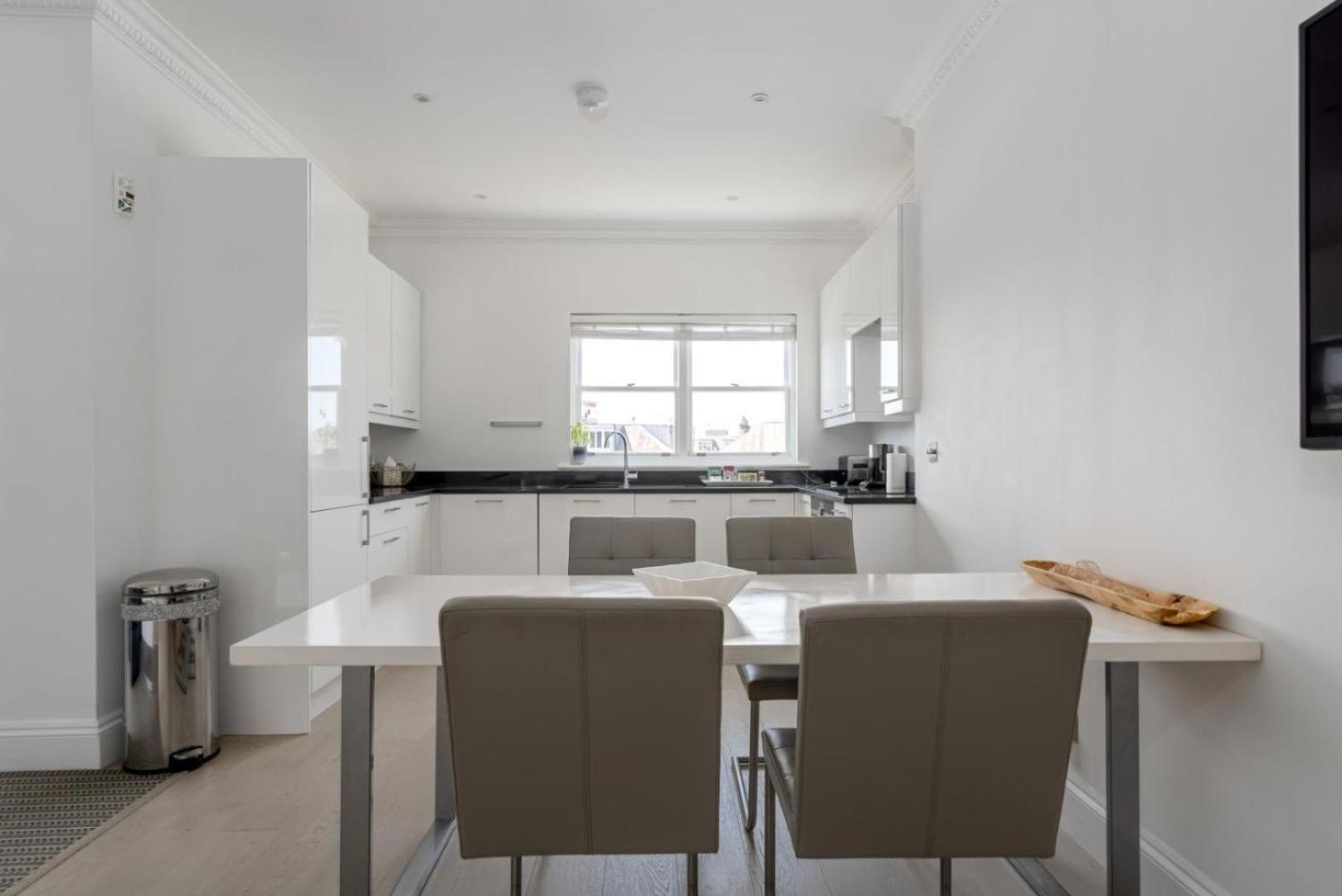 Bright Designer Flat In Chelsea